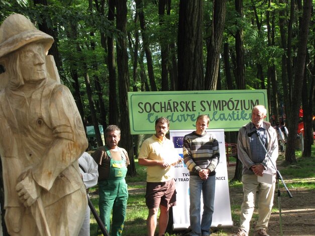 Títo šikovní rezbári spracovali kmene stromov do figurálnej podoby